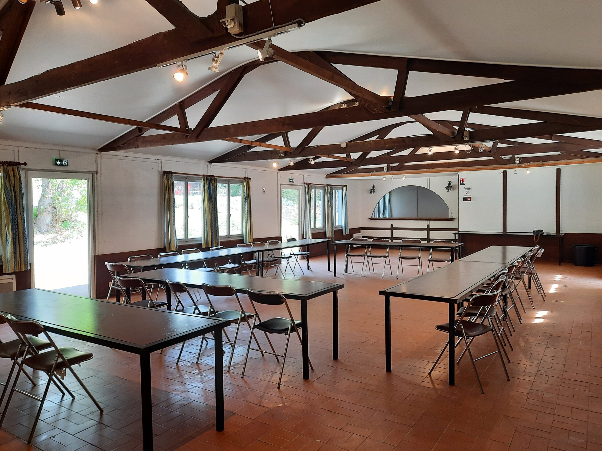 Salle polyvalente à la baume village vacances la roque d'anthéron  Salle polyvalente à la baume village vacances la roque d'anthéron